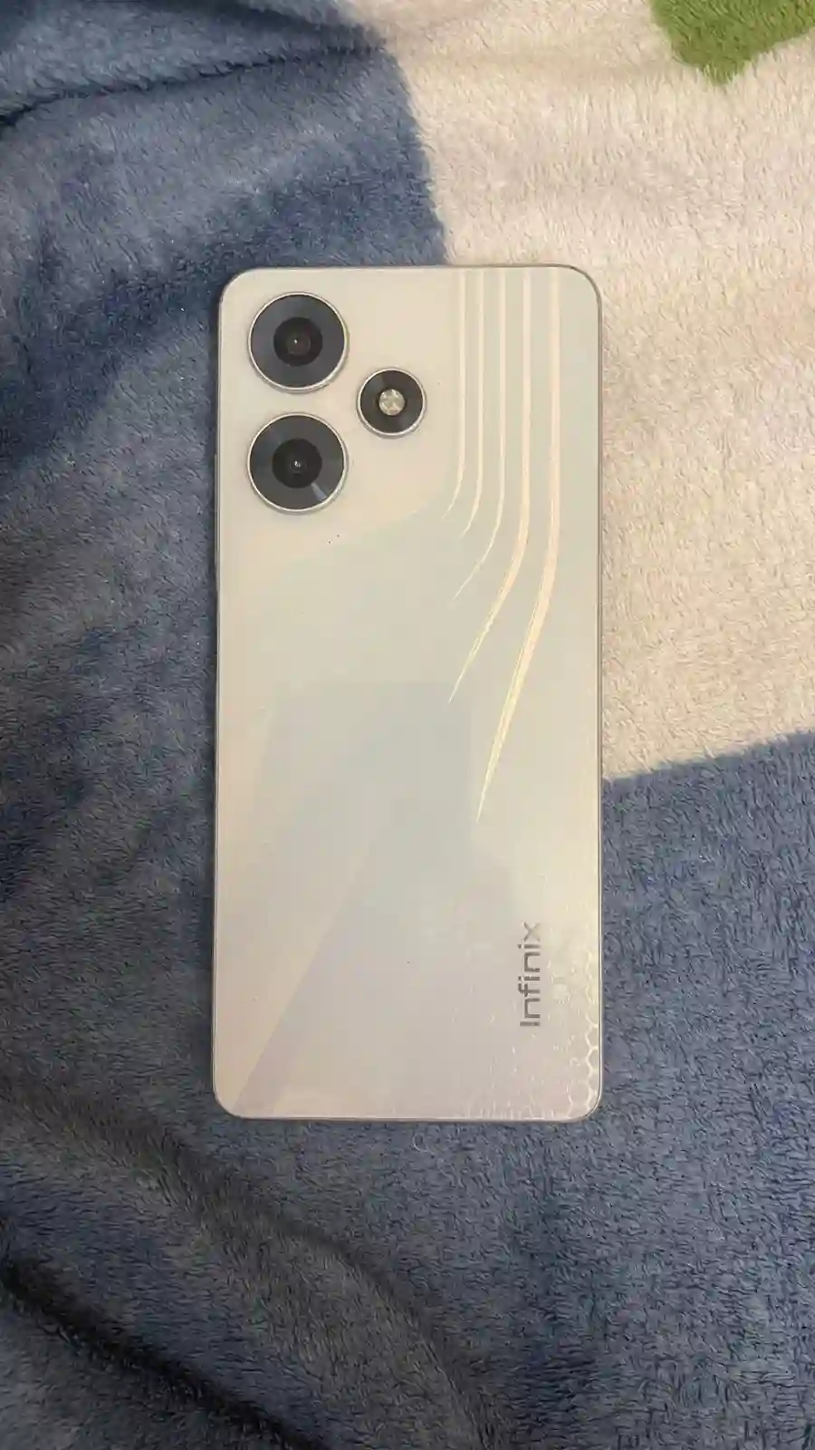 Infinix hot 30 8g 128g en Très bon État à Ariana Ville