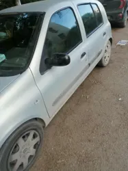 Clio Bombee à Cite El Mahrajene