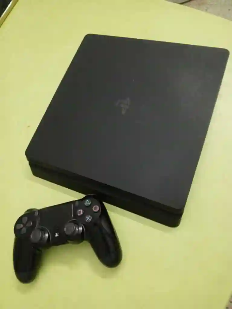 Ps4 Slim - Vue 1