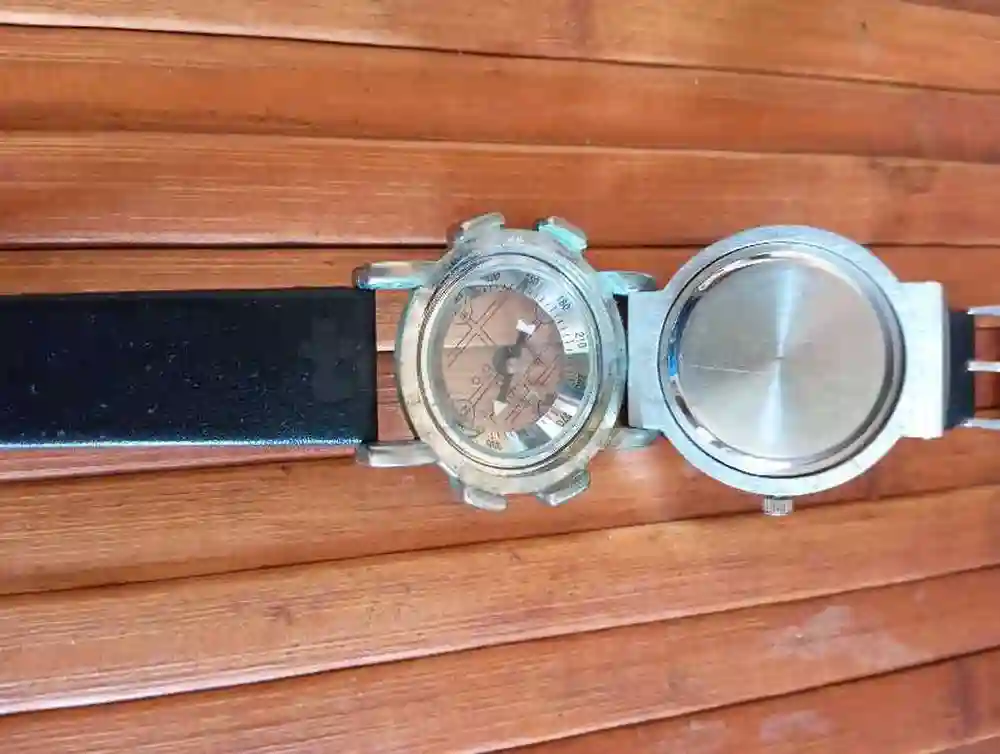 Montre Avec Boussole en Bonne État - Vue 1