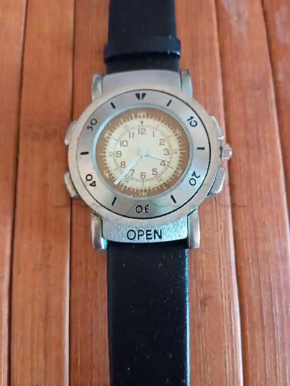 Montre Avec Boussole en Bonne État - Vue 3