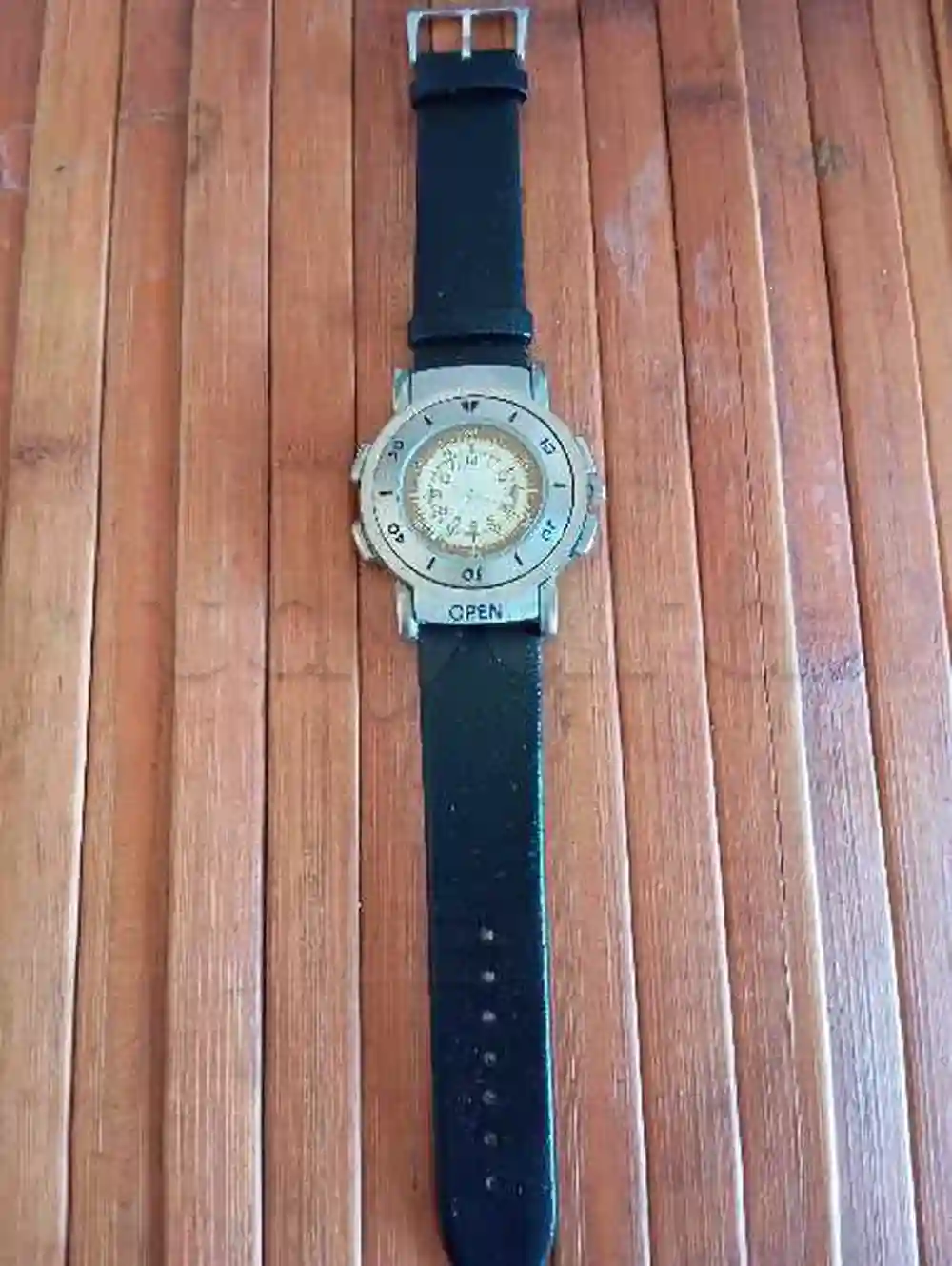 Montre Avec Boussole en Bonne État - Vue 4