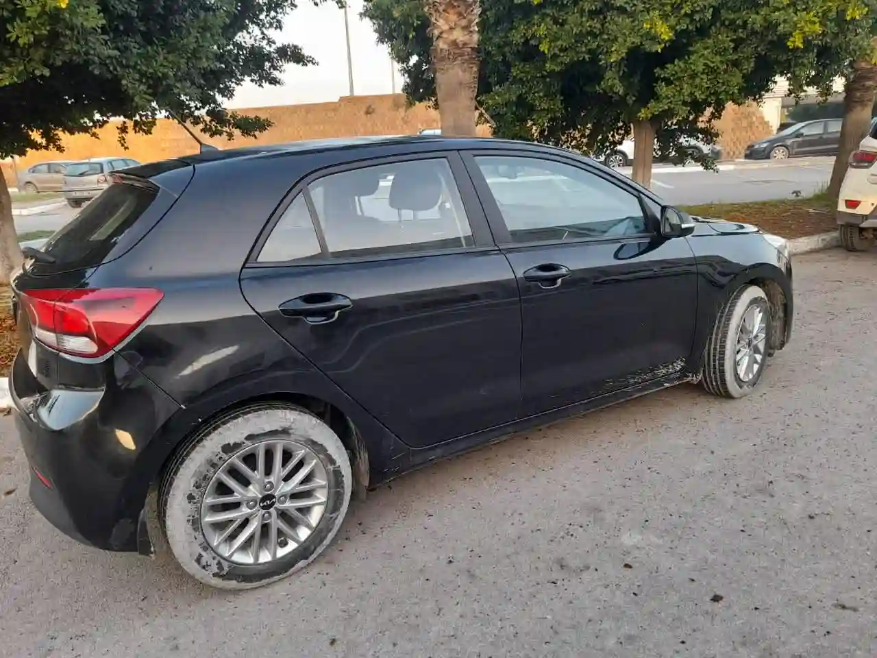 Kia rio Noire Série 228 à Raoued - Vue 2