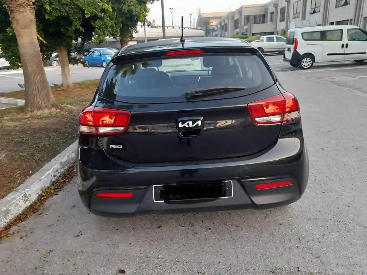 Kia rio Noire Série 228 à Raoued - Vue 4