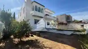 Villa de 598m2 Terrain et 380m2 bti à El Menzah 4 - Vue 2
