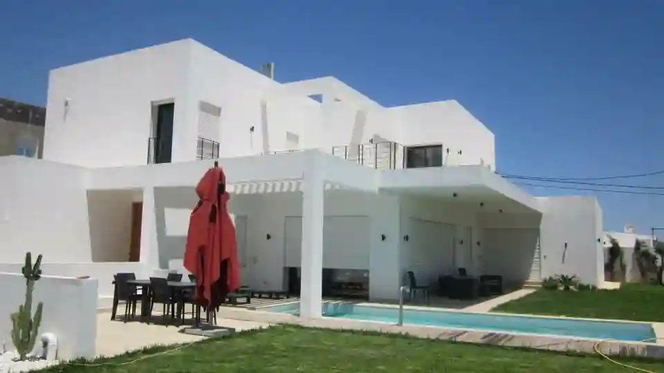 Villa Contemporaine de Prestige à la Soukra à Sidi Frej - Vue 2