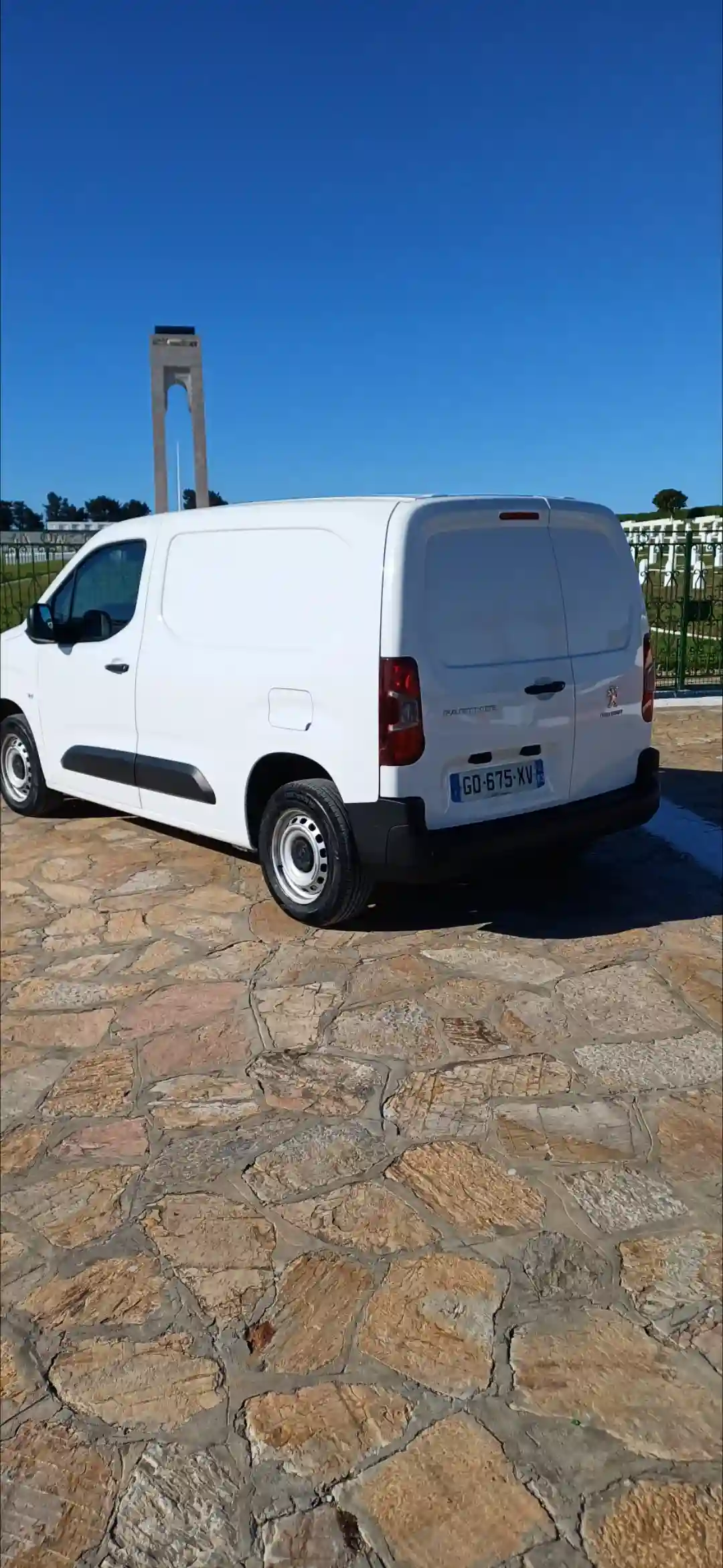 Peugeot Partner k9 à Cite Independance - Vue 3