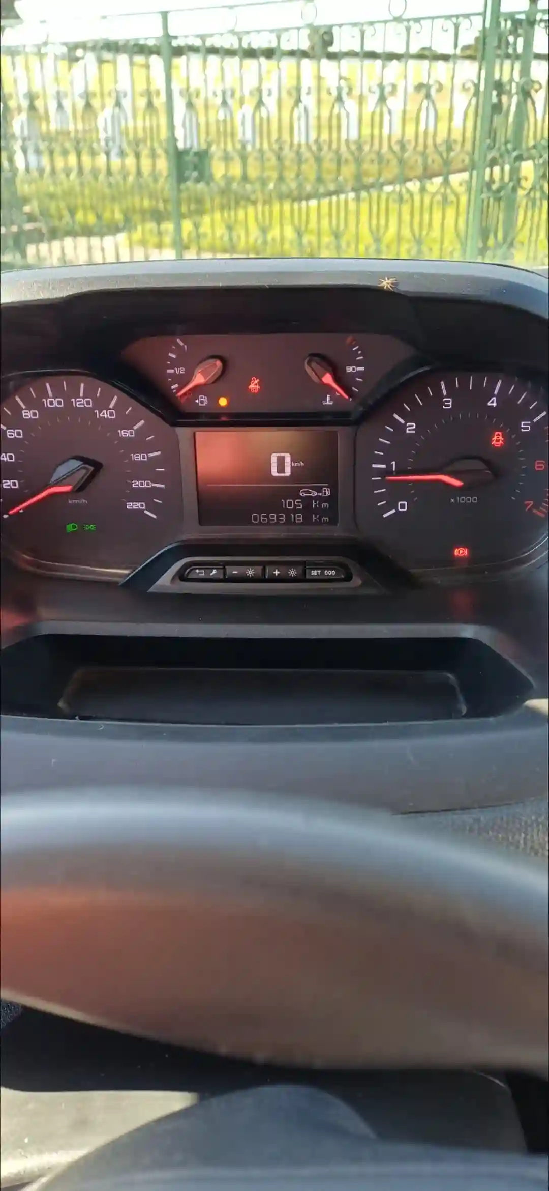 Peugeot Partner k9 à Cite Independance - Vue 4