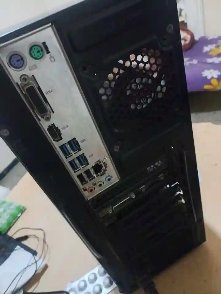 Pc Gaming Très bon État à El Omrane Superieur - Vue 2