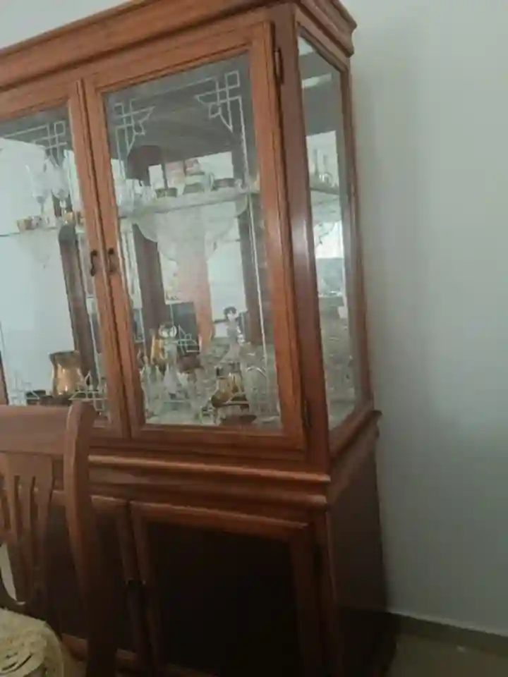 Salle à Manger Table Bahut et Argentiére à Mannouba - Vue 2