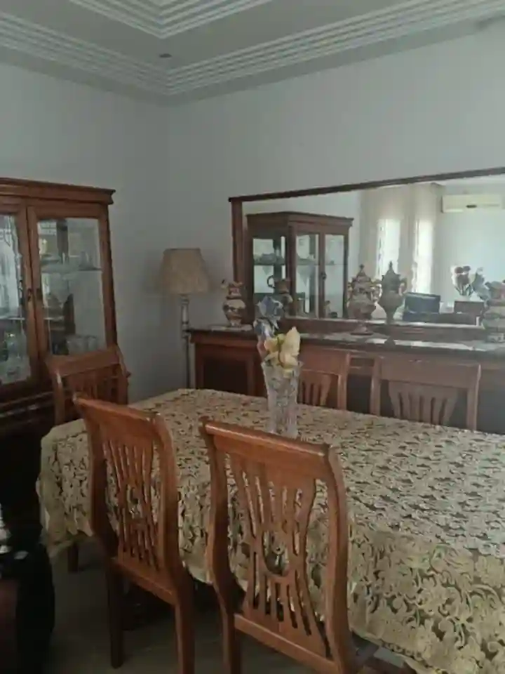 Salle à Manger Table Bahut et Argentiére à Mannouba - Vue 3