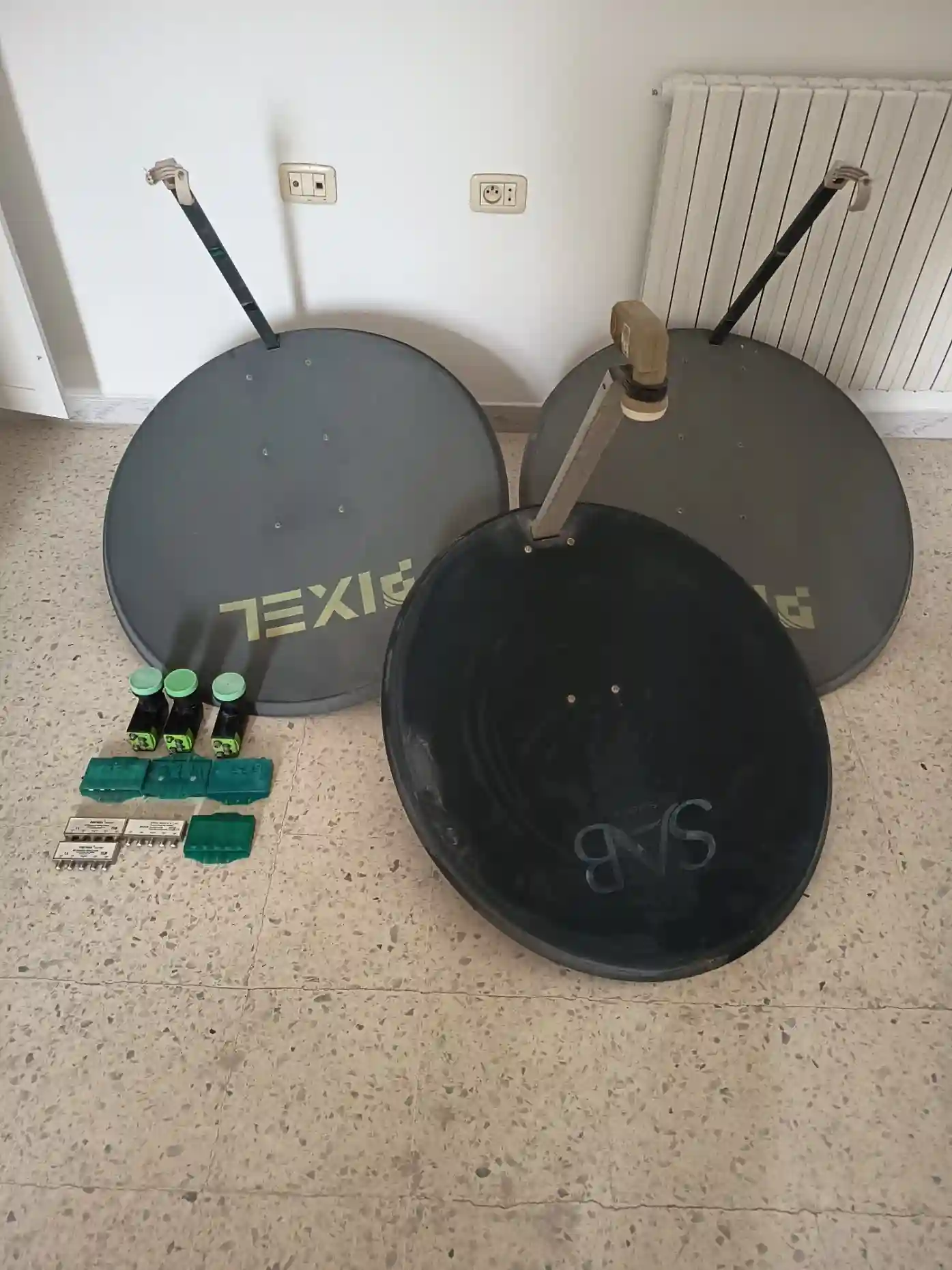 Parabole Galvanisée 90 cm et Accessoires à Monastir - Vue 1