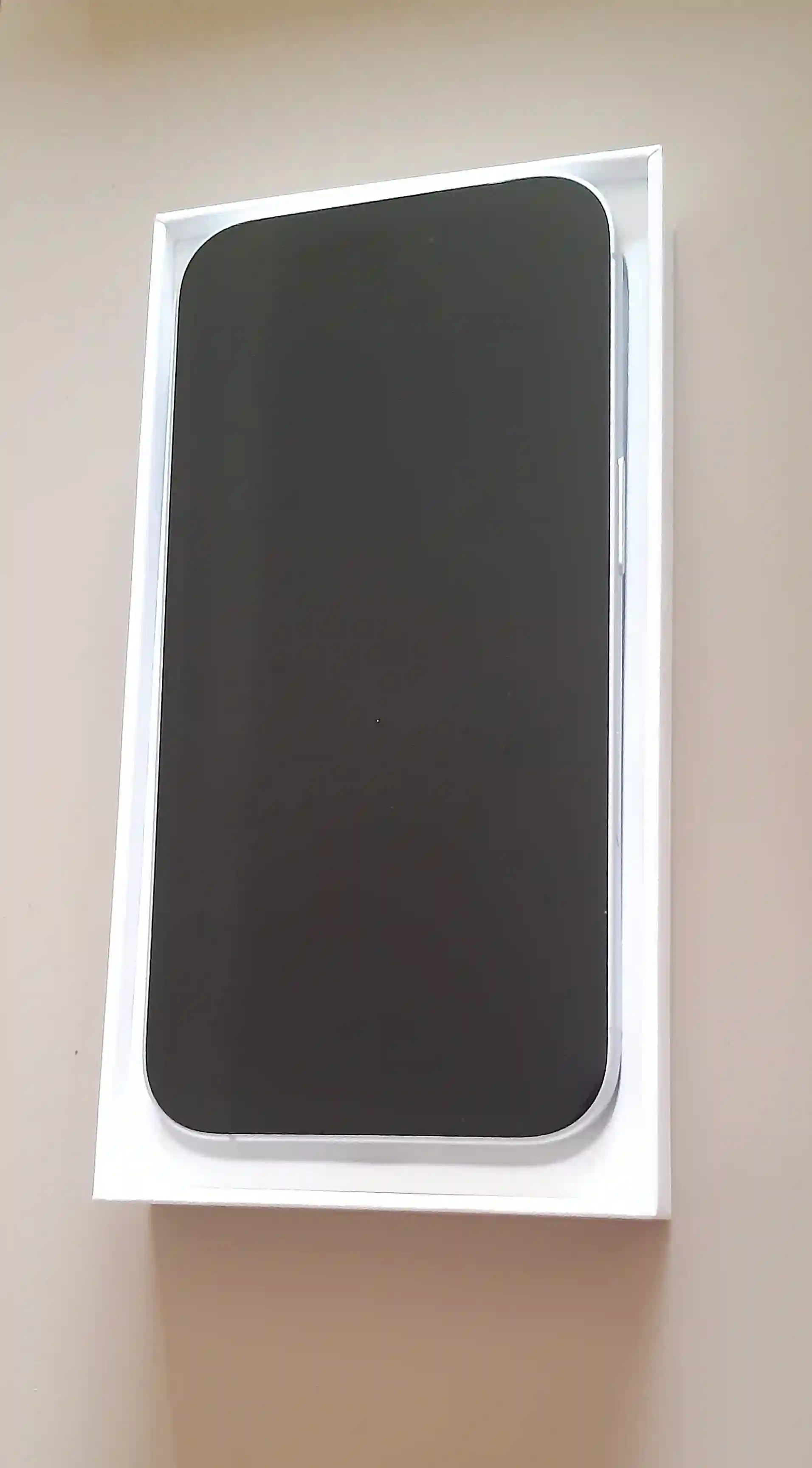 Iphone 16 Blanc à Ariana Ville - Vue 1