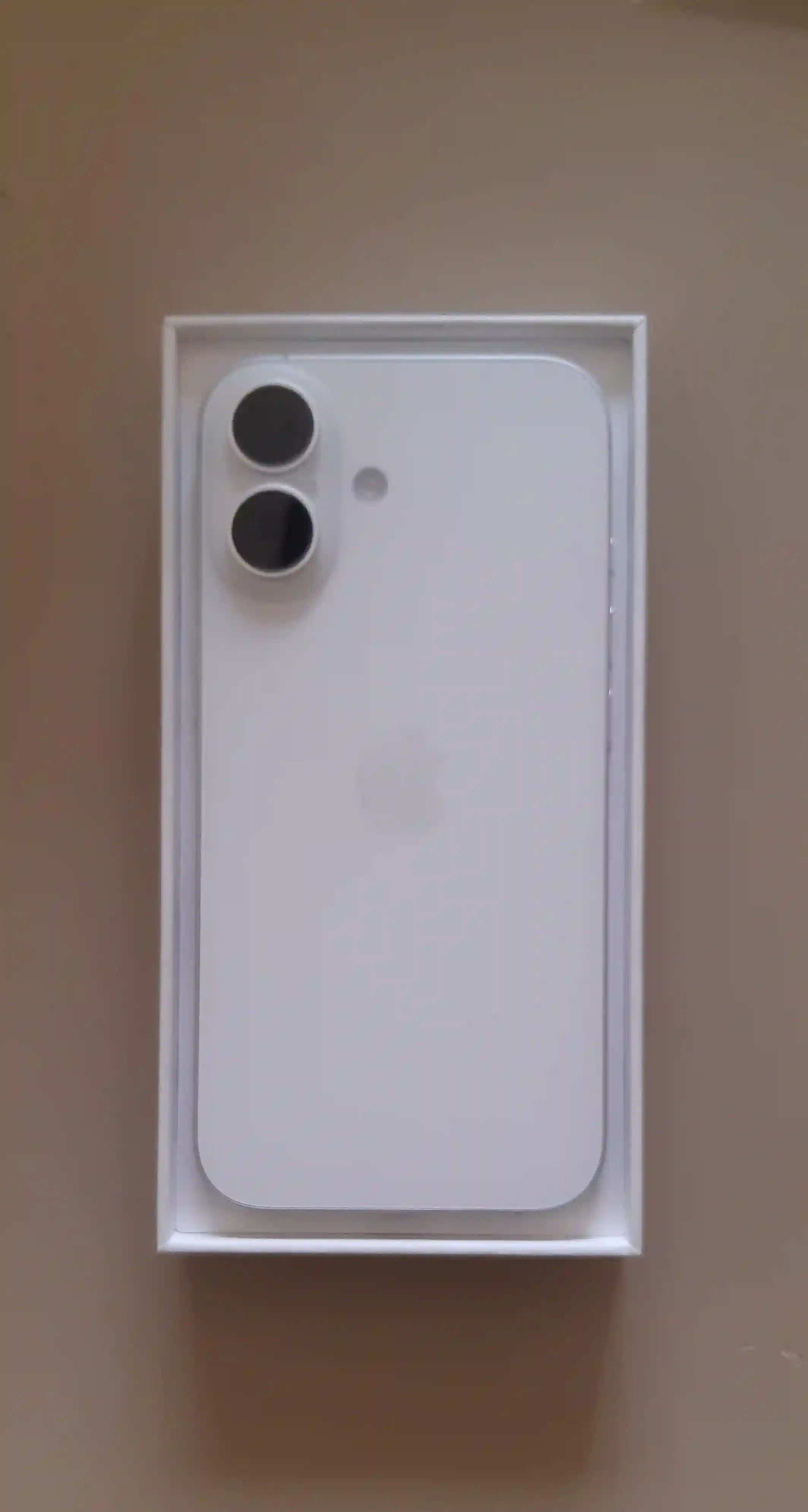 Iphone 16 Blanc à Ariana Ville - Vue 2