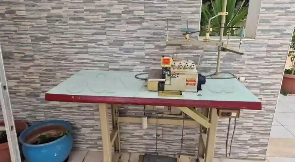 Machine à Coudre Surjetteuse - Vue 1