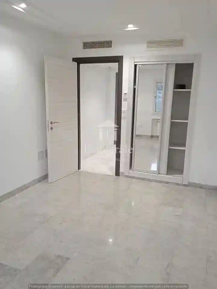 S1 Vide Haut Standing Avec Place Parking à Cite Ennasr 2 - Vue 2