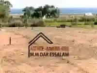 des Lots de Terrain Près de la mer