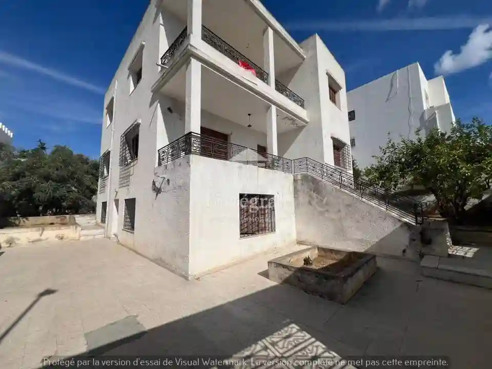 Grande Villa à Saisir à El Menzah 8 - Vue 1