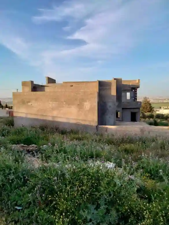 Sanheja une Villa à Moitié Construite à Oued Ellil - Vue 3